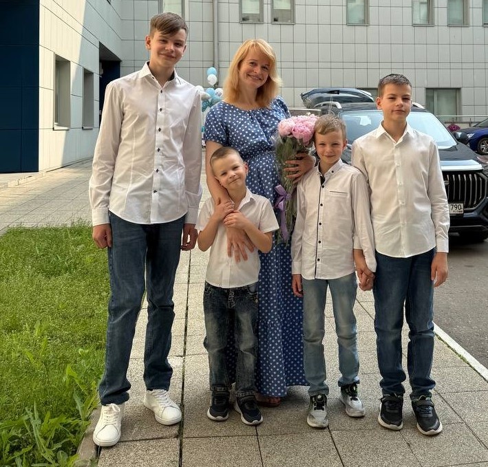 Папа за кадром с лялькой. Миша уже выше меня на 5 см)))