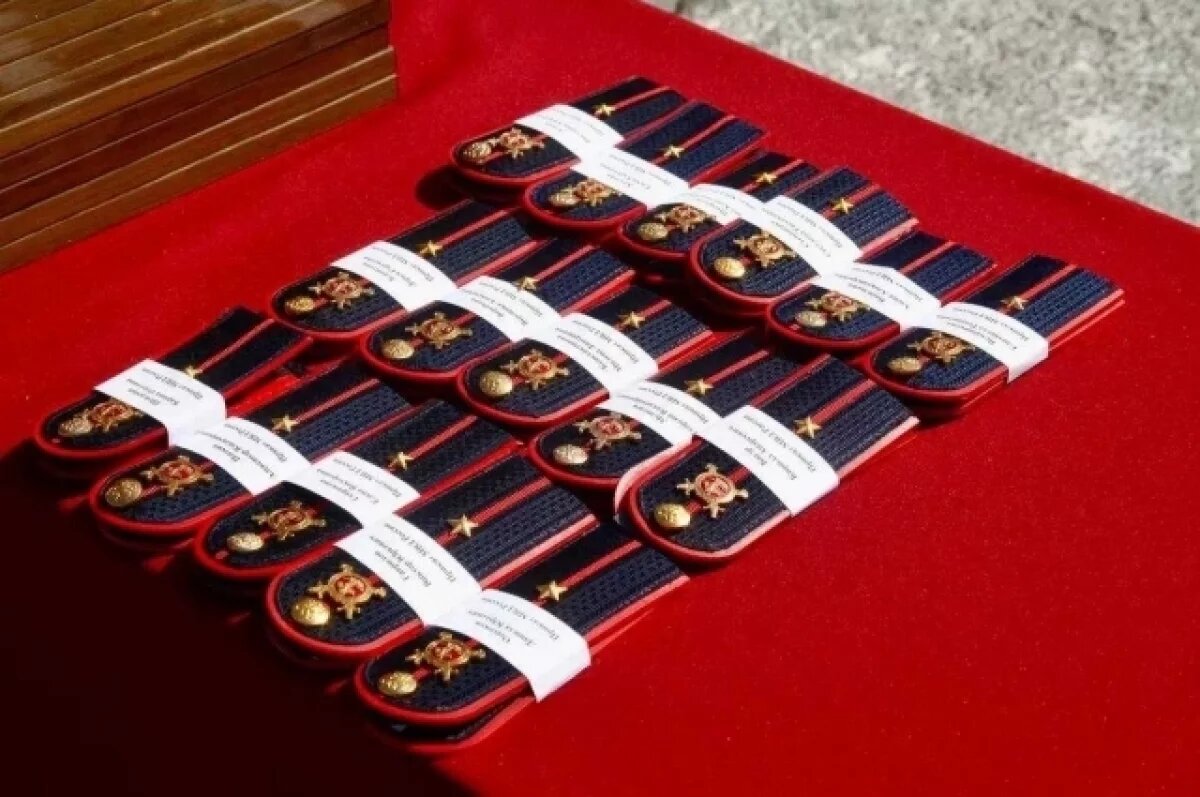    В Новосибирске в День России 80 полицейских получили первые погоны