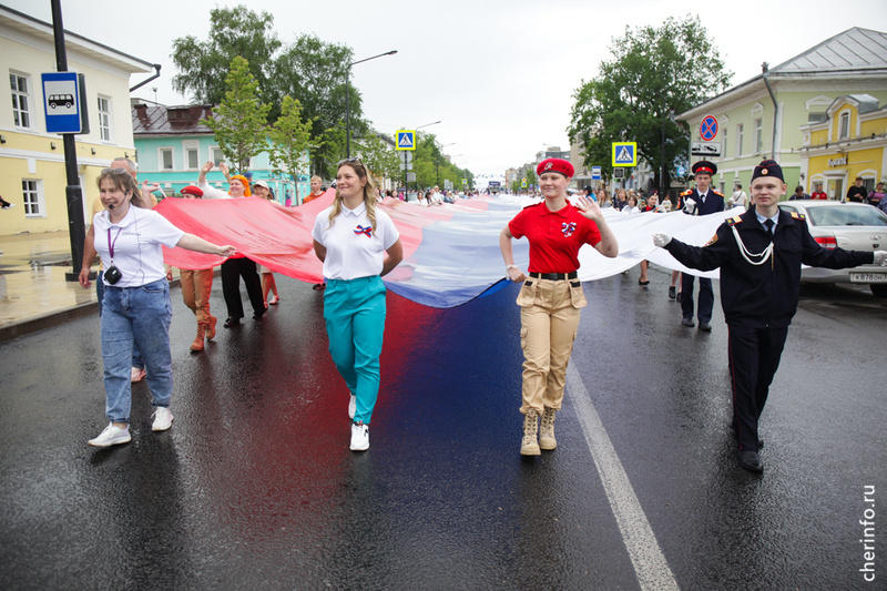    Больше двадцати коллективов предприятий и организаций Череповца прошли сегодня по Советскому проспекту до Соборной набережной.