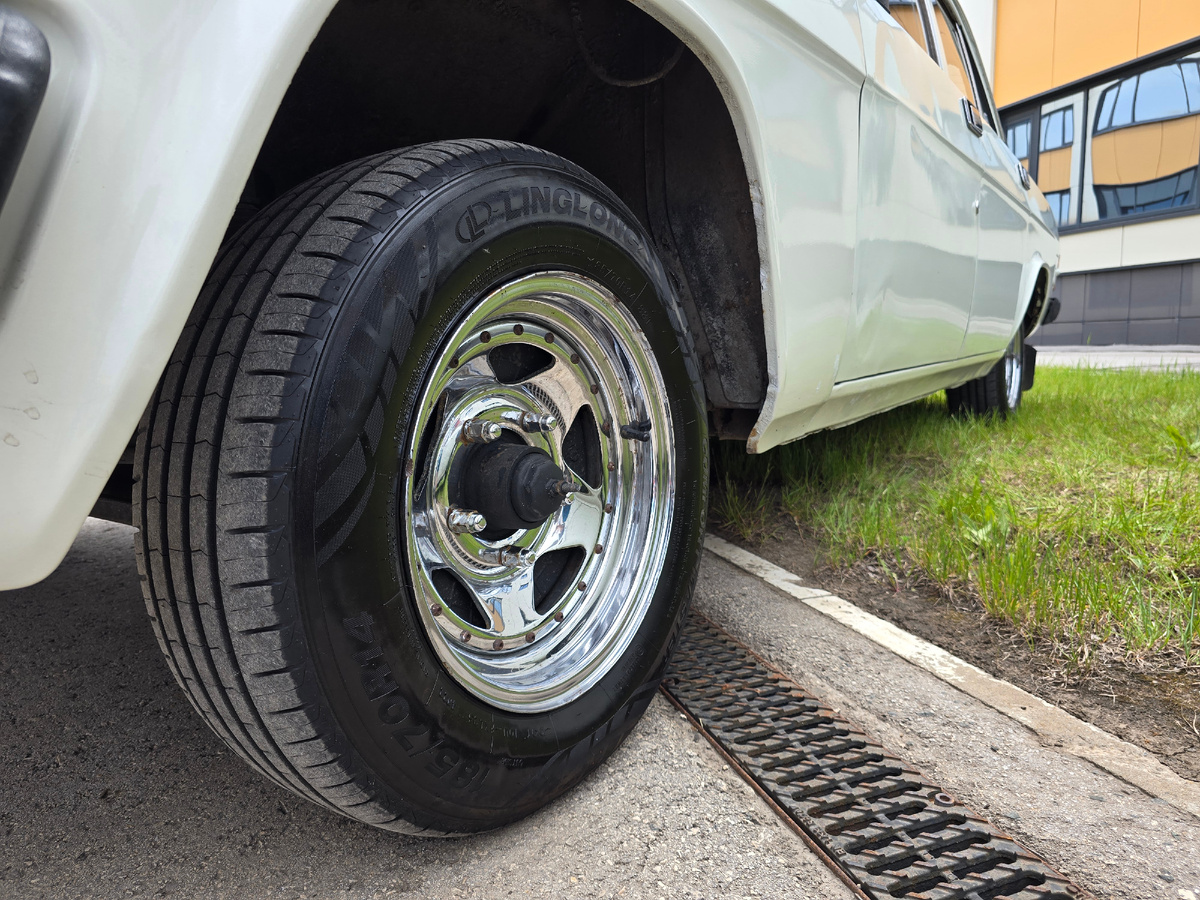 Стилёвые колёсные диски тоже шли в комплекте с машиной, что даже удивительно.