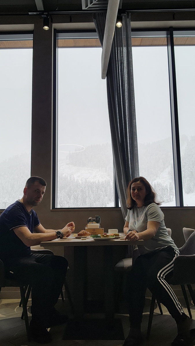 В апреле. Столовая