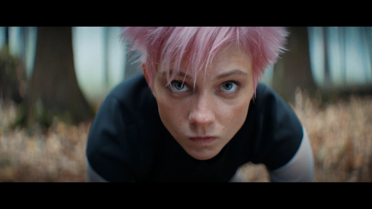 Кадр из фильма "Сто лет тому вперед" (2024). Даша Верещагина в роли Алисы Селезневой. Изображение взято с сайта www.kinopoisk.ru