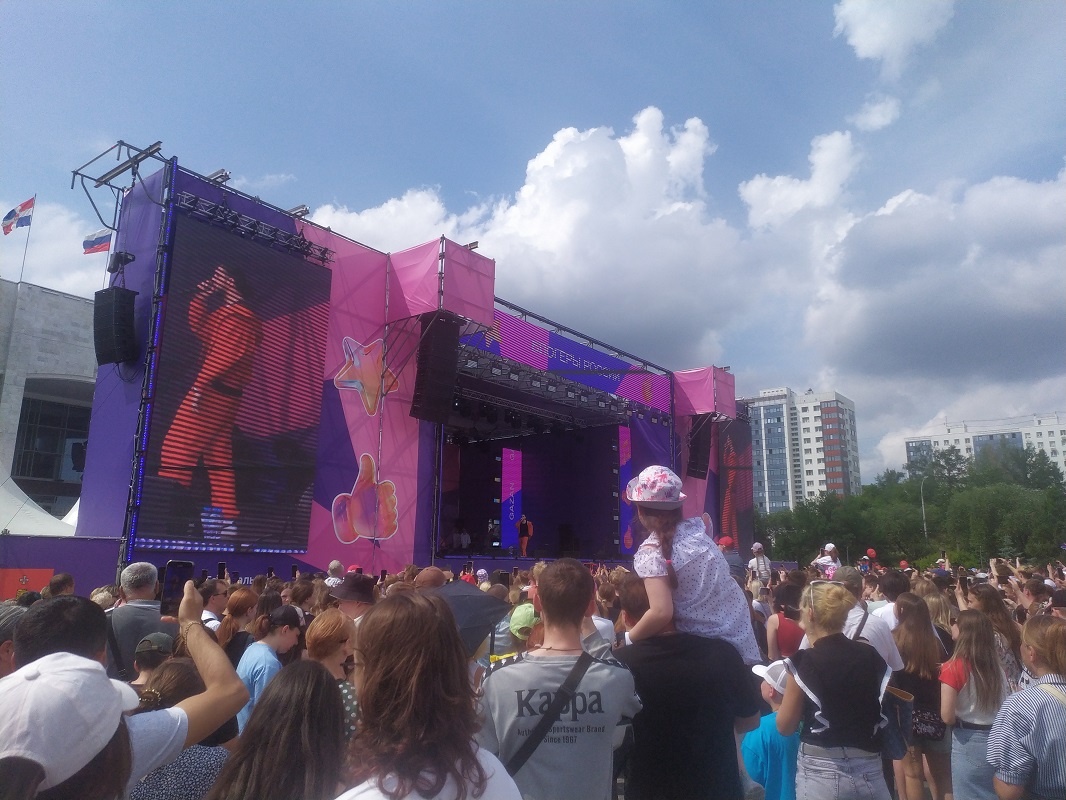 Первым пермскую публику зажег певец Gazan.  Фото: Илья Пригожин