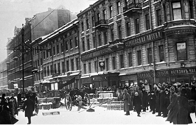 Баррикада на Литейном проспекте. Источник: Wikimedia Commons