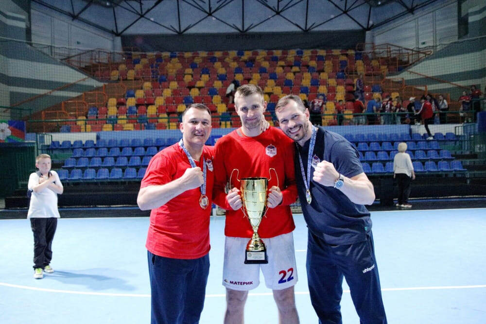    Никуленков, Камышик и Шилович с заветным трофеем