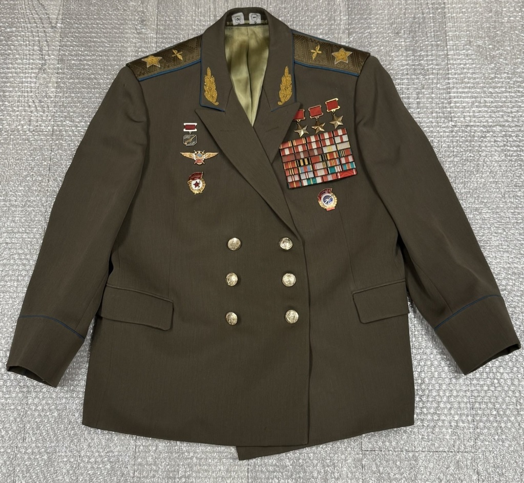 Этот китель был продан на аукционе - тоже за рекордную сумму, ведь обычно старая военная форма стоит несколько десятков тысяч рублей