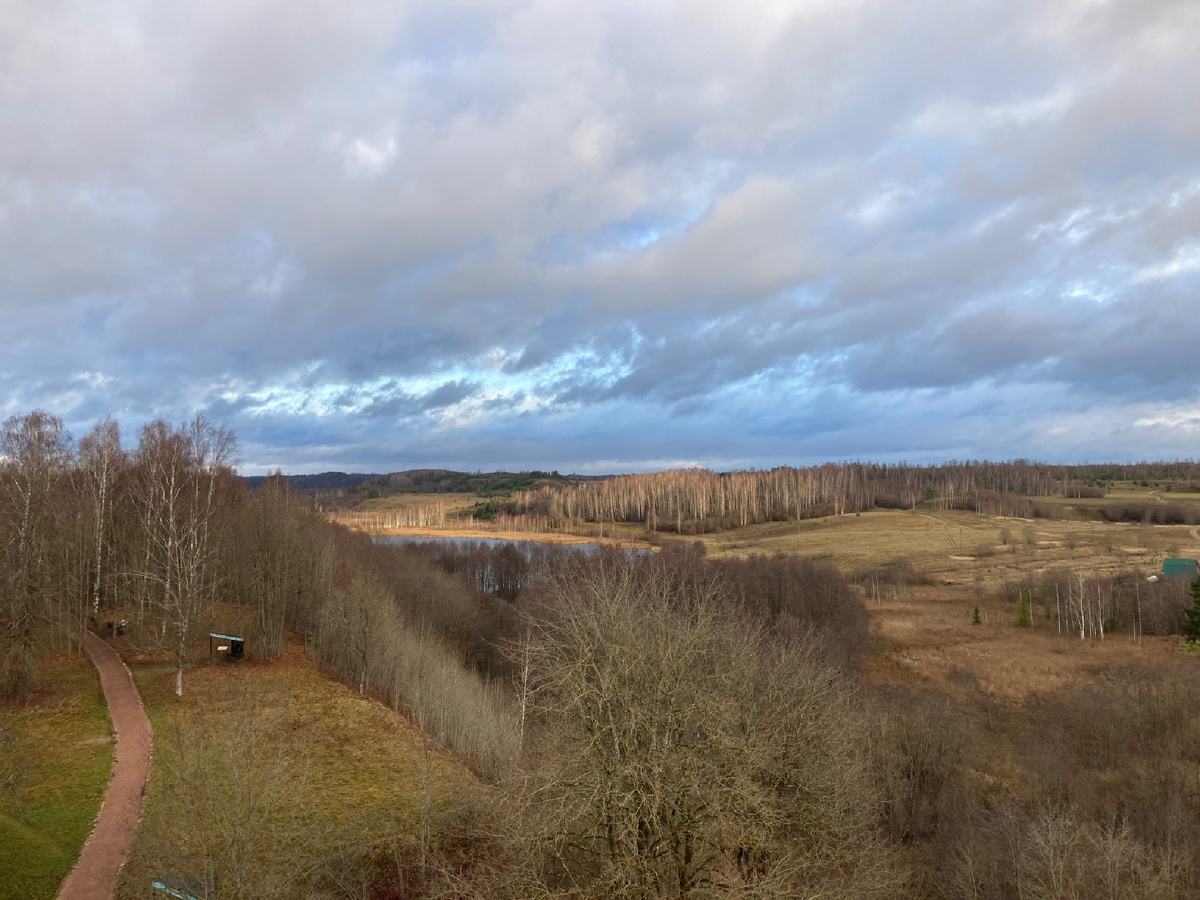 Вид на озеро со стен Изборской крепости