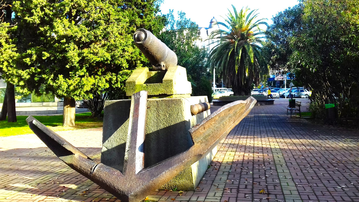 Якорь и пушка в Сочи