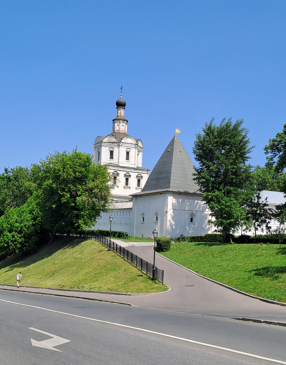 вид на монастырь со стороны Яузы 