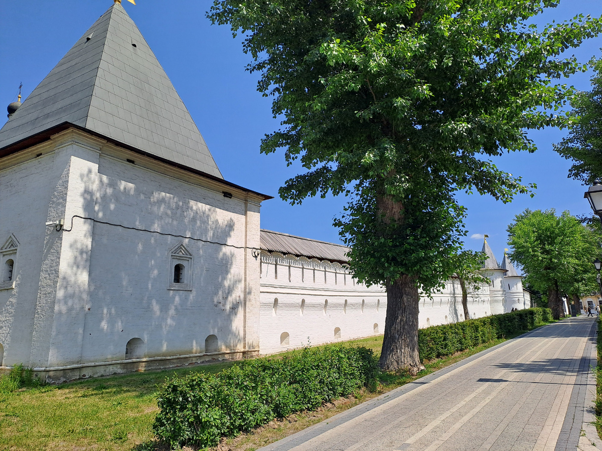 стены монастыря очень толстые - когда-то он служил крепостью 