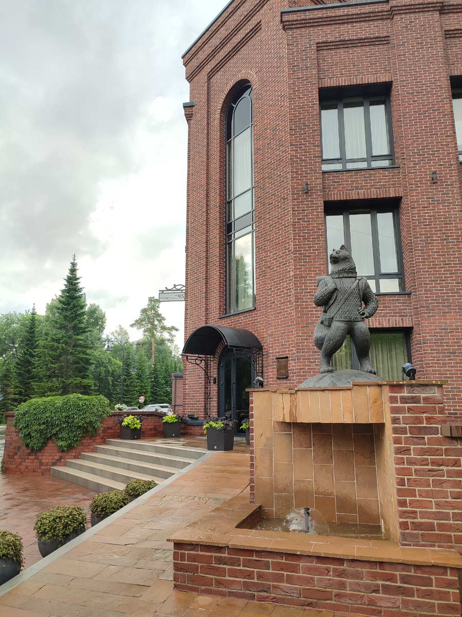 И он не один стоит, он с фонтаном стоит!