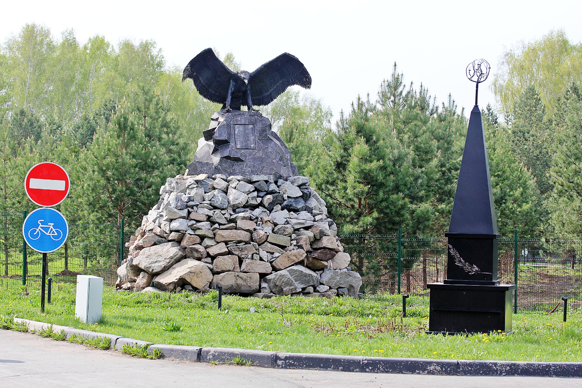 Начало аллеи, ведущей к крематорию