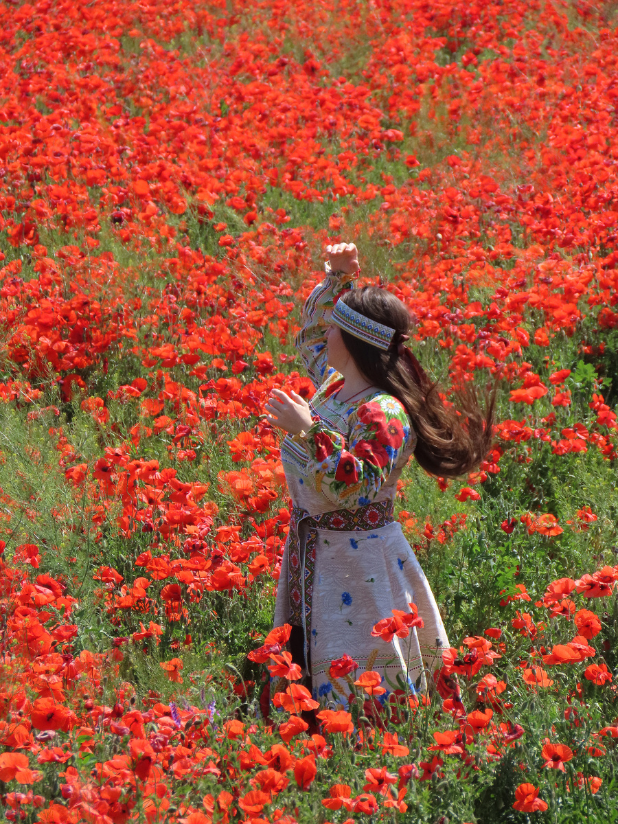 Я в восторге от этой девушки! Даже наряд украшен маками! (июнь 2025 года)