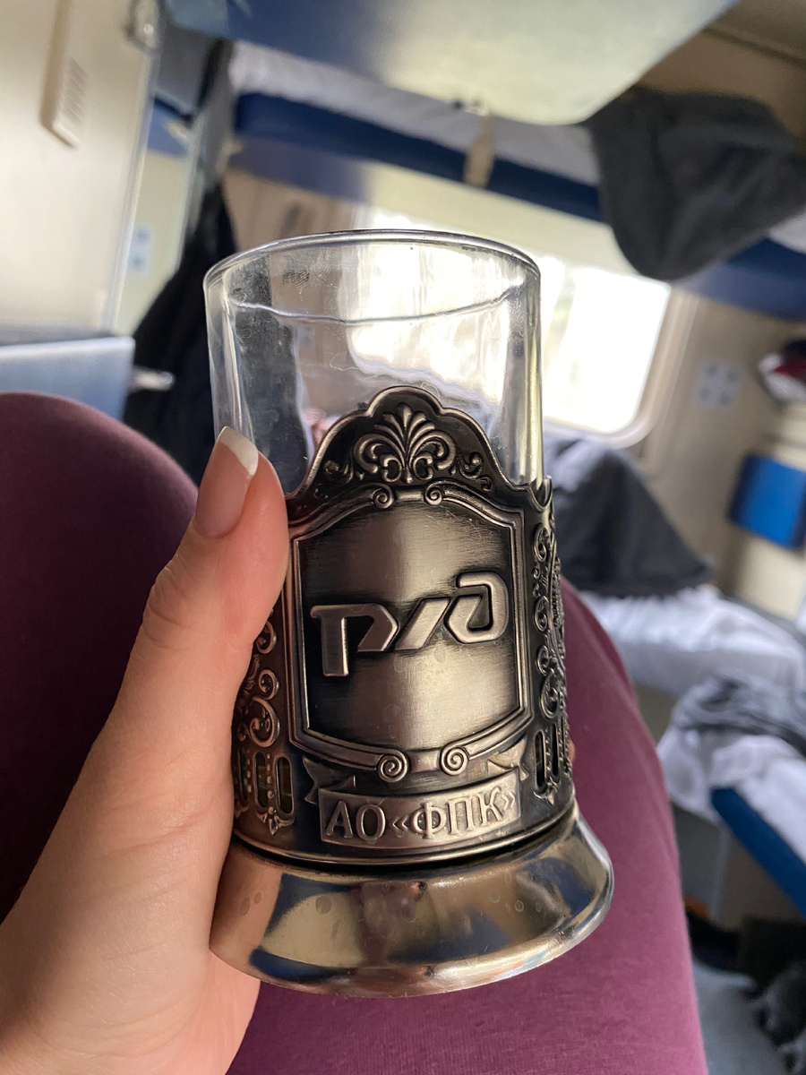 Классика жанра — чай в подстаканнике от РЖД.