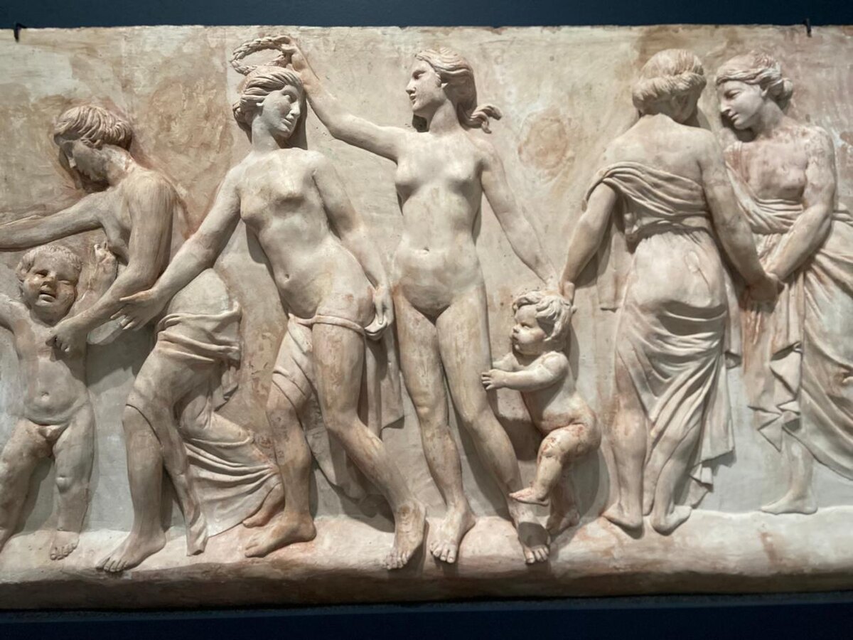 гипсовый барельеф из трех частей - "Свадьба Амура и Психеи". из гипса - все украшения, декор, лепнина