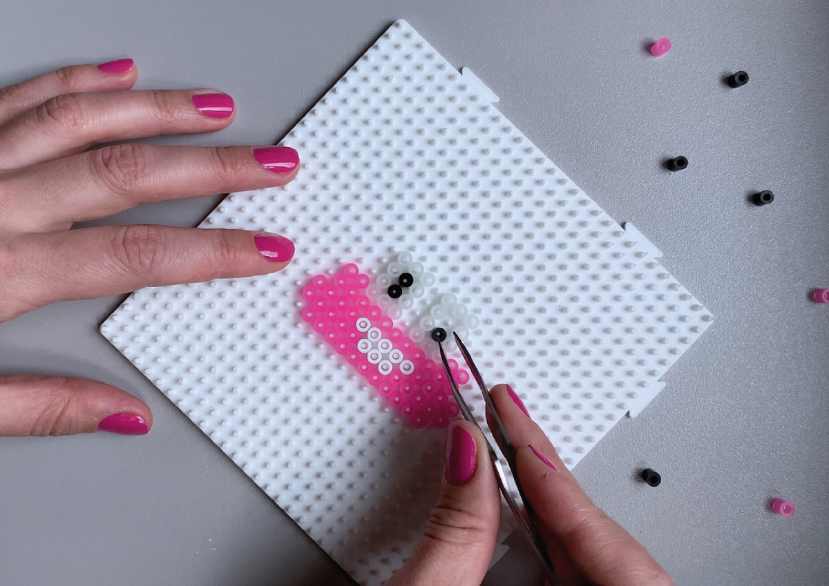 Нанизываю бусины термомозаики на стержни планшета-основы