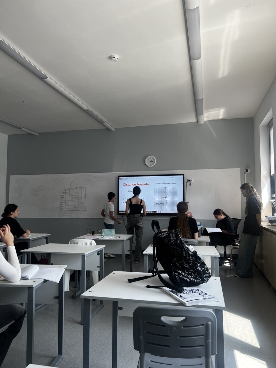 позволяю ученикам быть учителями - Ученики объясняют тему друг другу и мне, а сам сажусь «на место ученика»