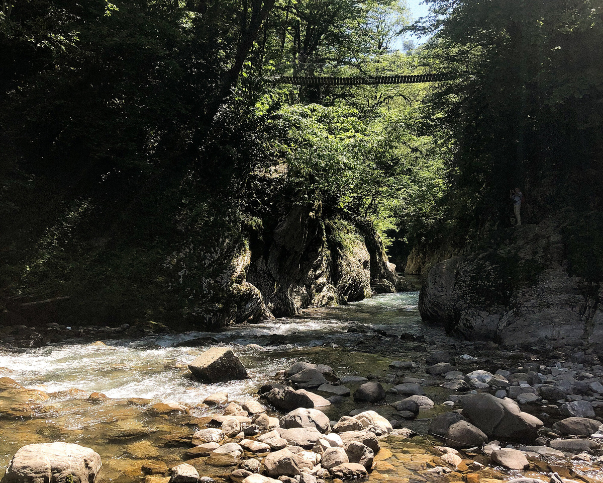 На территории Тисо-самшитовой рощи проходит каньон «Чёртовы ворота»
