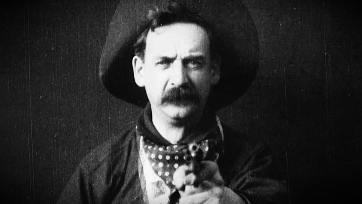 Бандит стреляет прямо в камеру, кадр из немого короткометражного фильма «Большое ограбление поезда»