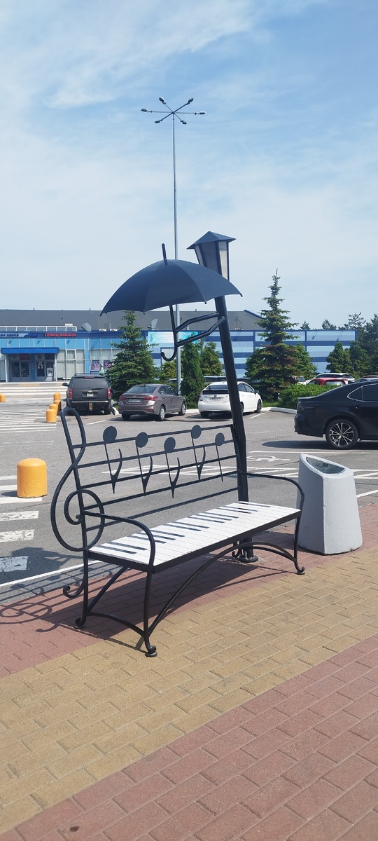 Около ТЦ. Напротив - музыкальный фонтан. Рядом - улица Шостаковича, так что музыкальная тематика не просто так. И Шостакович там тоже играет, но не только. 