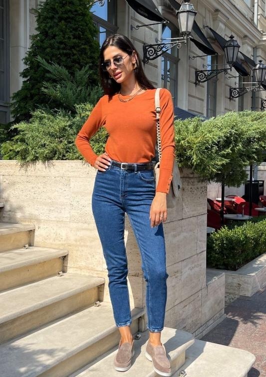 Джинсами с высокой посадкой (High-waisted)