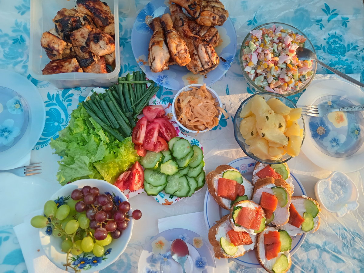 Весь наш скромный столик