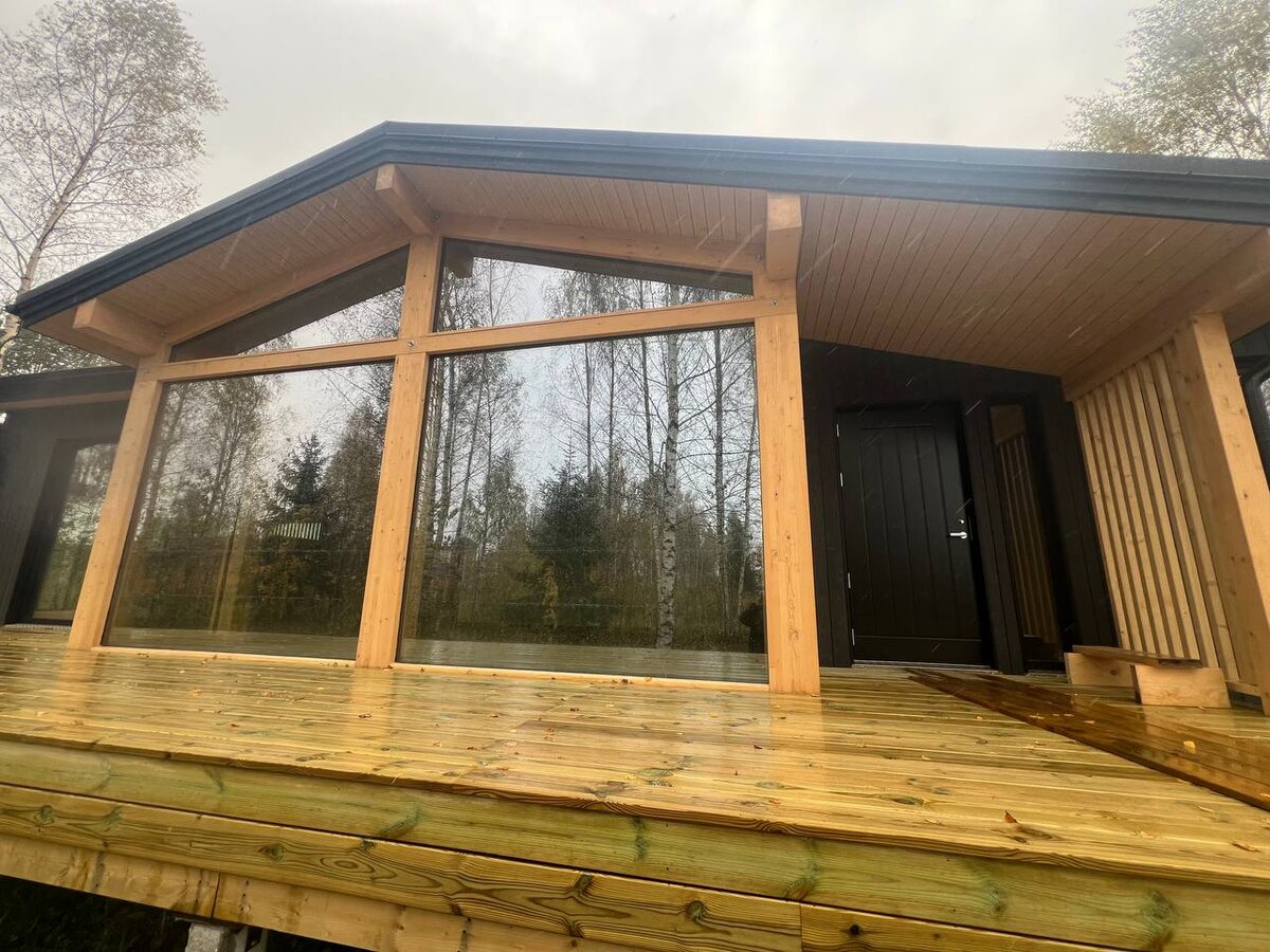 Панорамное остекление  в каркасном доме с фахверком