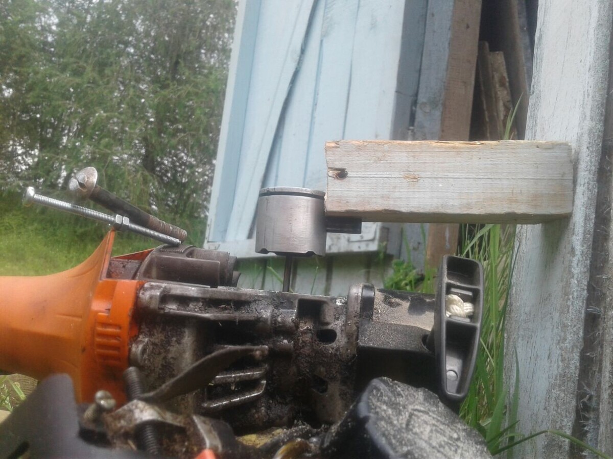 Вот такая конструкция получилась для выбивания пальца из поршня. Фото автора