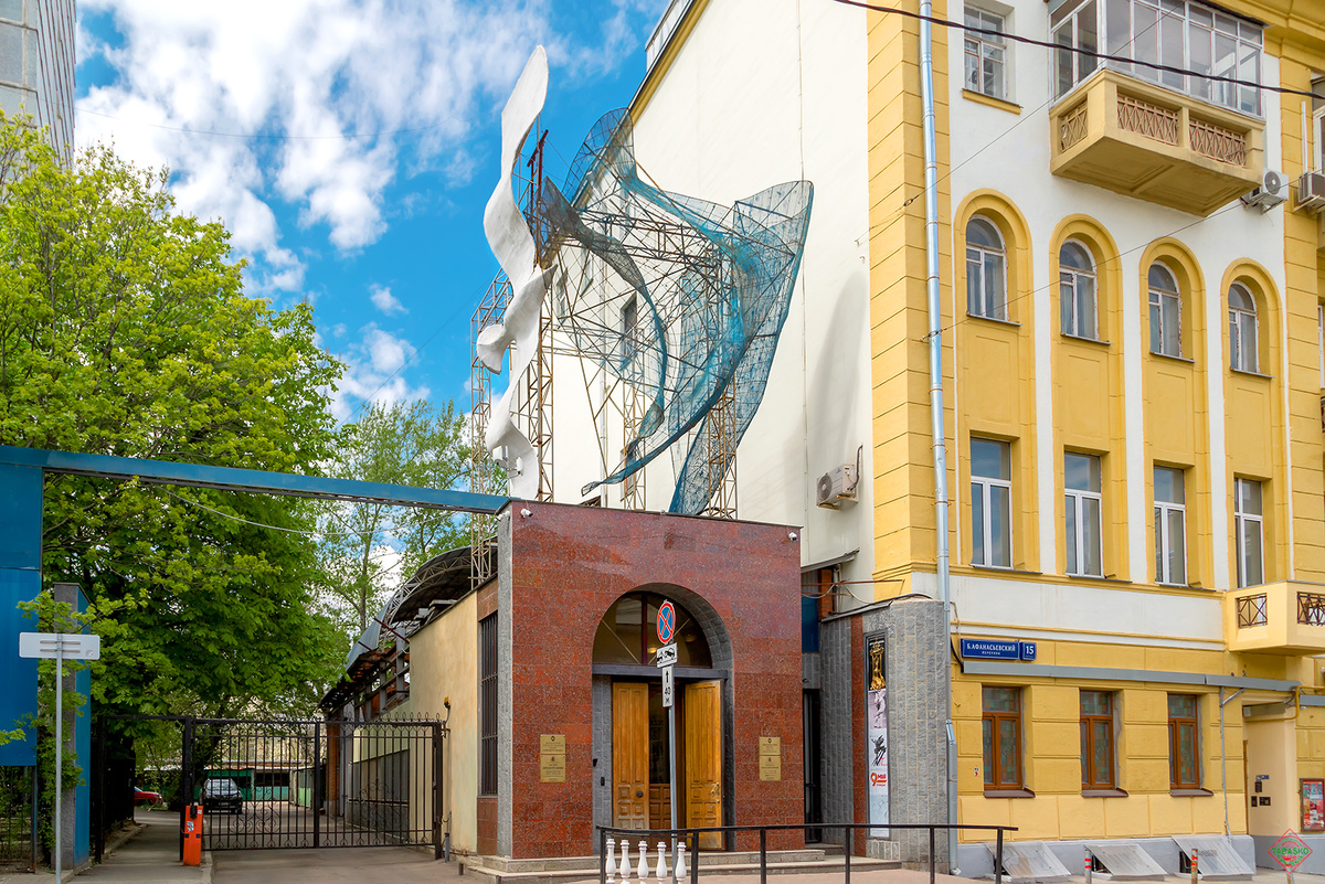 На фоне стальных конструкций, чайку можно увидеть не сразу.