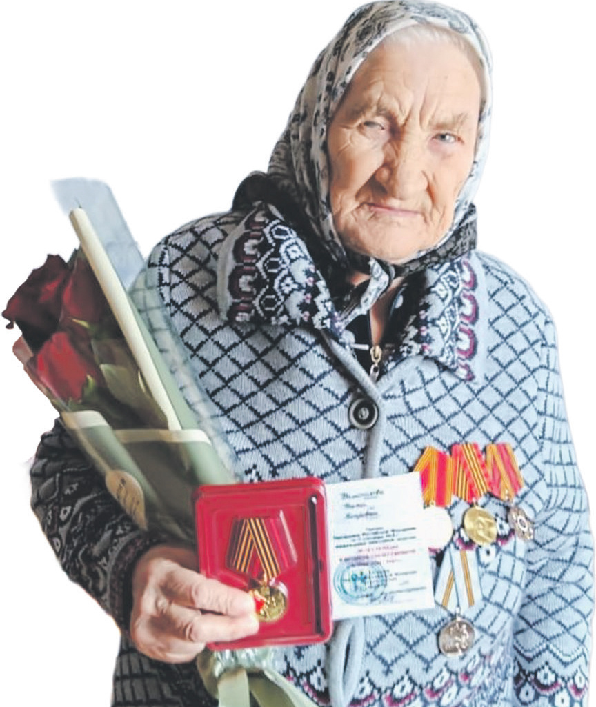 Нине Калиничевой вручили юбилейную медаль к 80-летию Великой Победы
