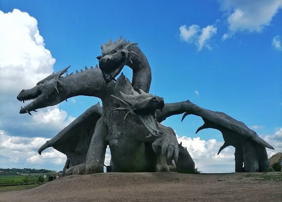 Горыныч - главный символ Кудыкиной горы. Фото автора.