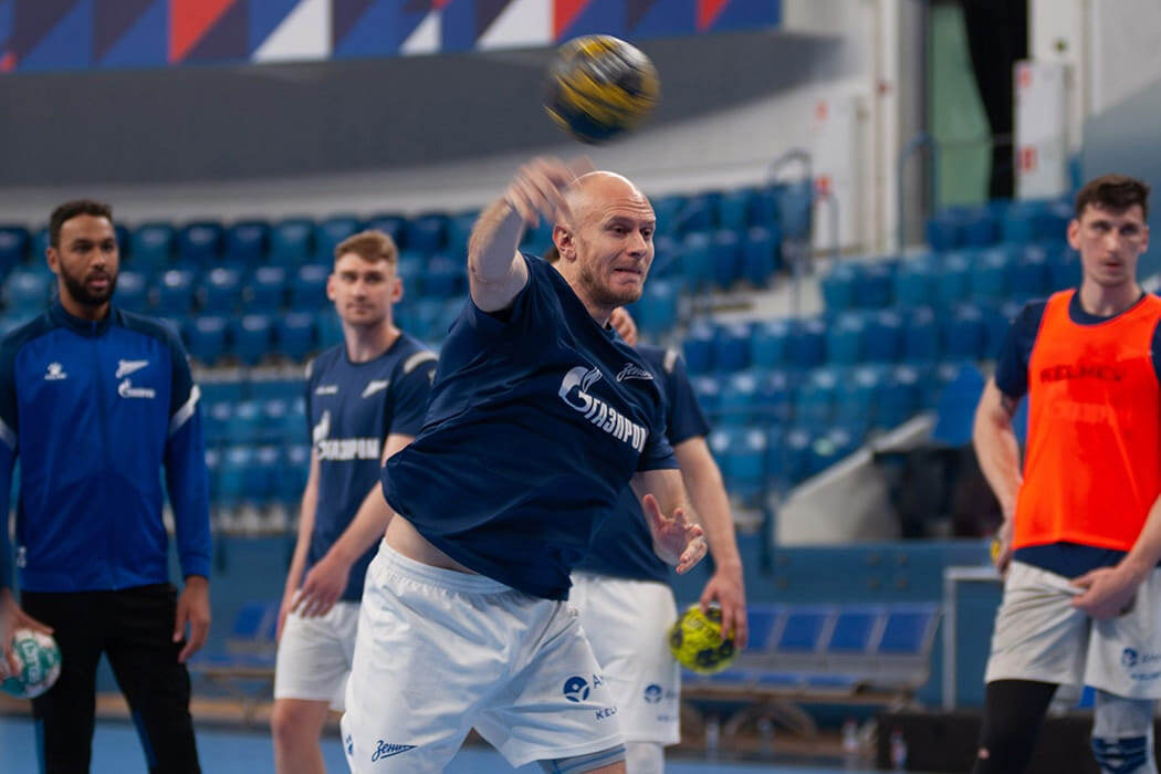    Артём Кулак и мяч-призрак