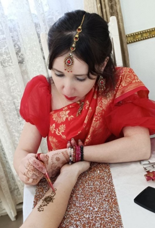 Фото Мастера Мехенди Самерханова Разина  за работой со стронички https://vk.com/razina.mehendi