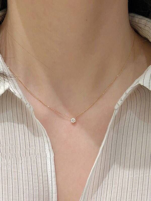 Золотая цепочка с небольшим бриллиантом