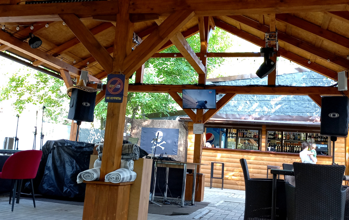 «Ели мясо мужики». Кафе в Донецке. Фото июнь 2025 года