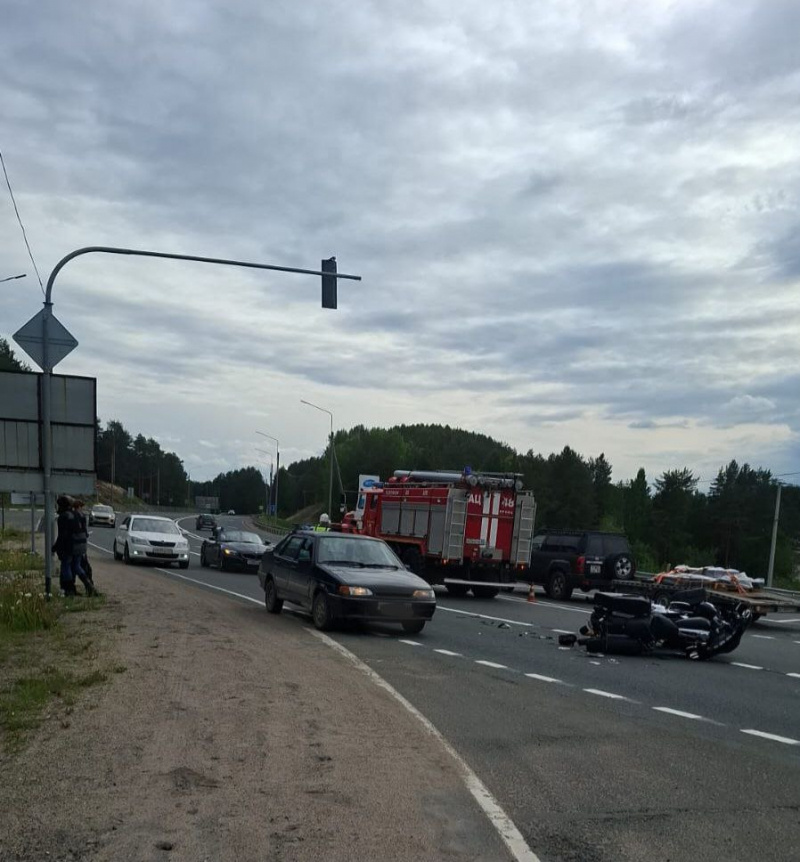    Появились кадры с места столкновения двух мотоциклистов на трассе в Карелии Госкомитет Республики Карелия по обеспечению жизнедеятельности и безопасности населения