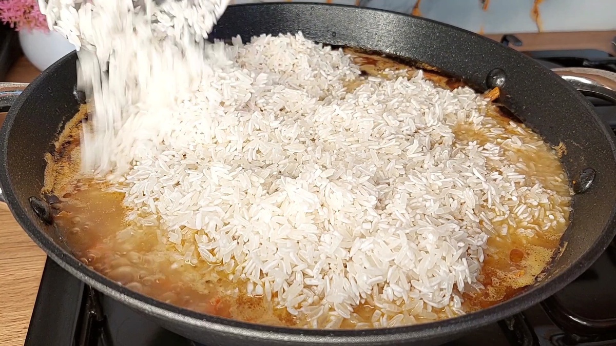 Перед добавлении рис хорошенька промоем.Тушим 30 40 минут