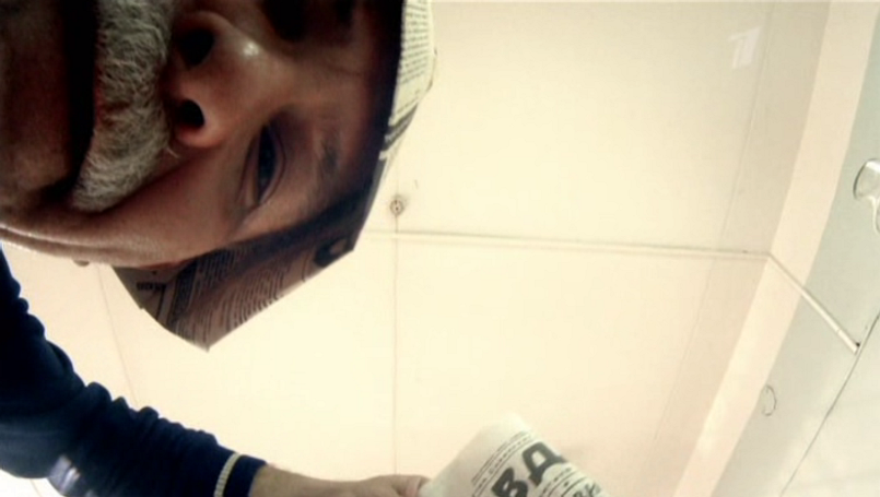 Современная противопожарная сигнализация на потолке в больнице и проводка в кабель-канале