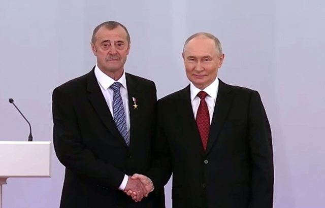 Слесарь ТВЗ получил звание Героя Труда России из рук Владимира Путина