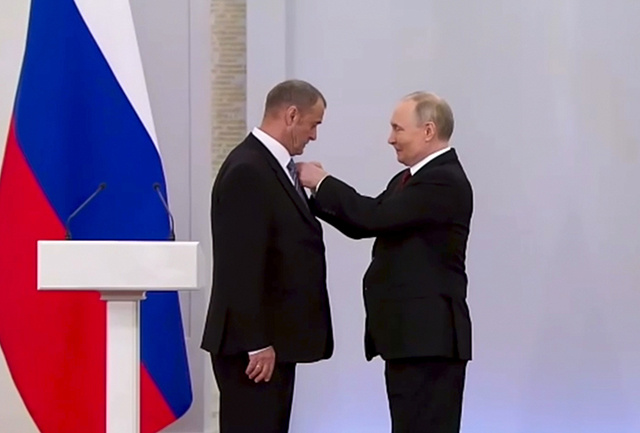 Слесарь ТВЗ получил звание Героя Труда России из рук Владимира Путина