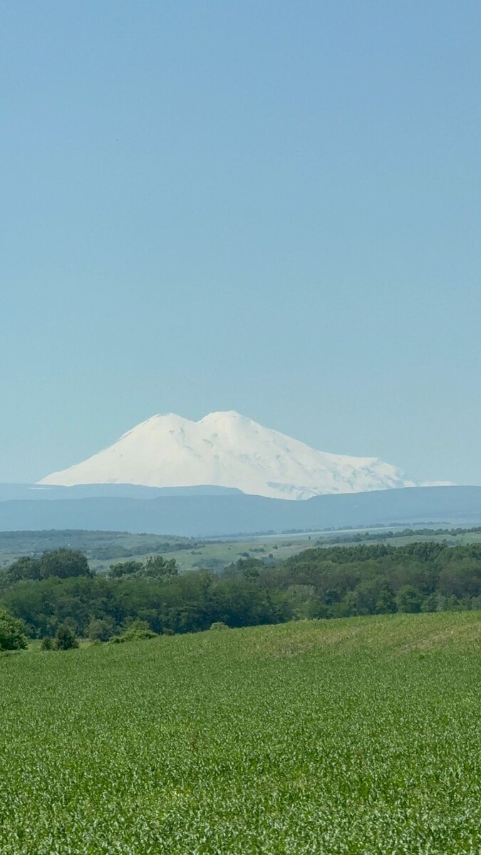 Величественный Эльбрус на пути в Нальчик.