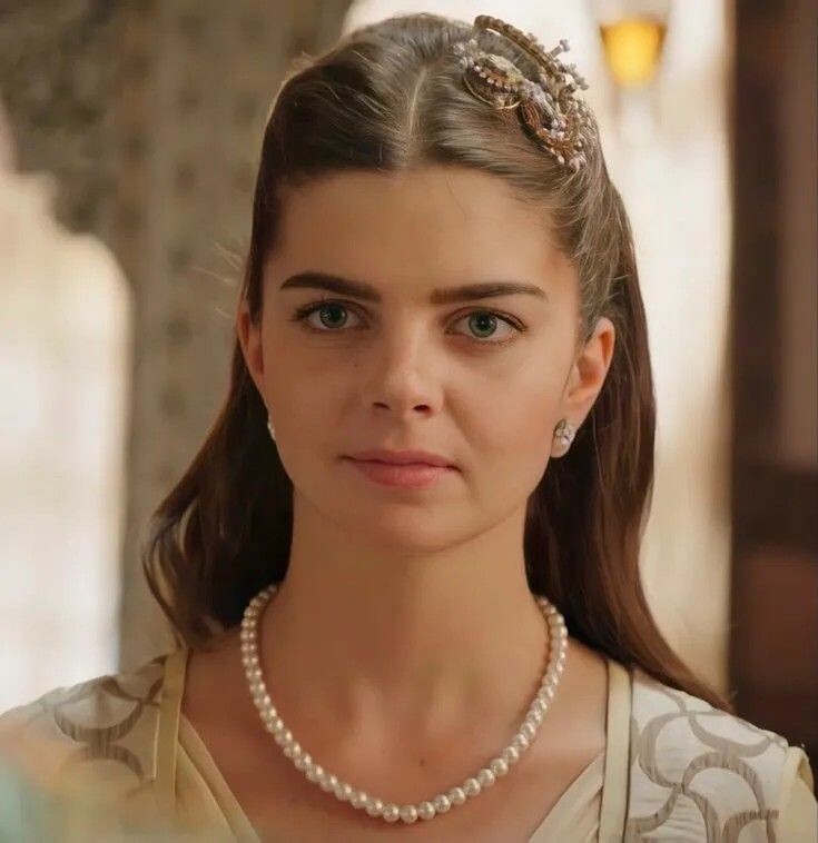 Михримах слушает историю Гюльбахар