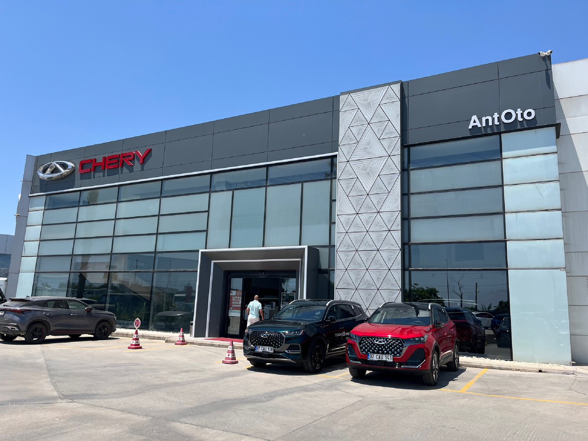 Фото автора канала. Автосалон Chery в Анталии.