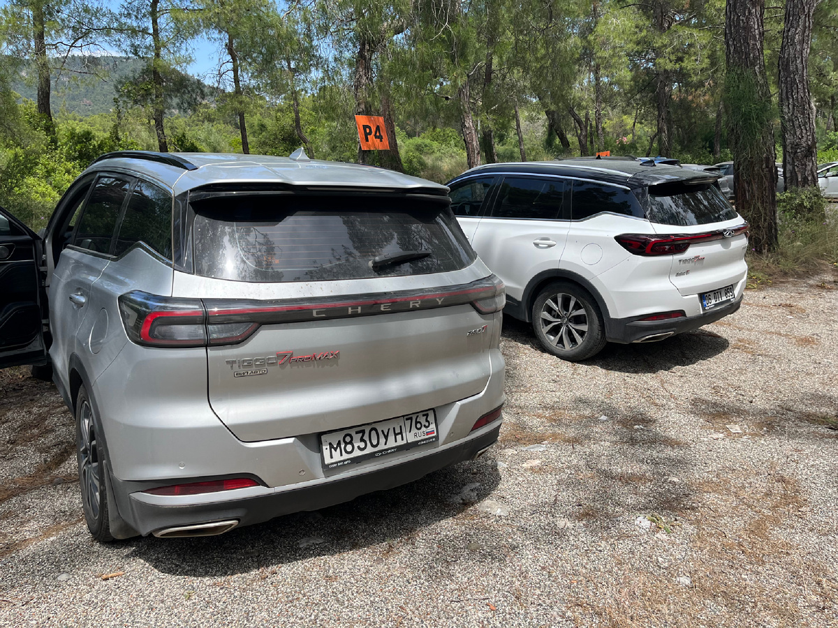 Фото автора канала. Два автомобиля Chery, только с разным гражданством.