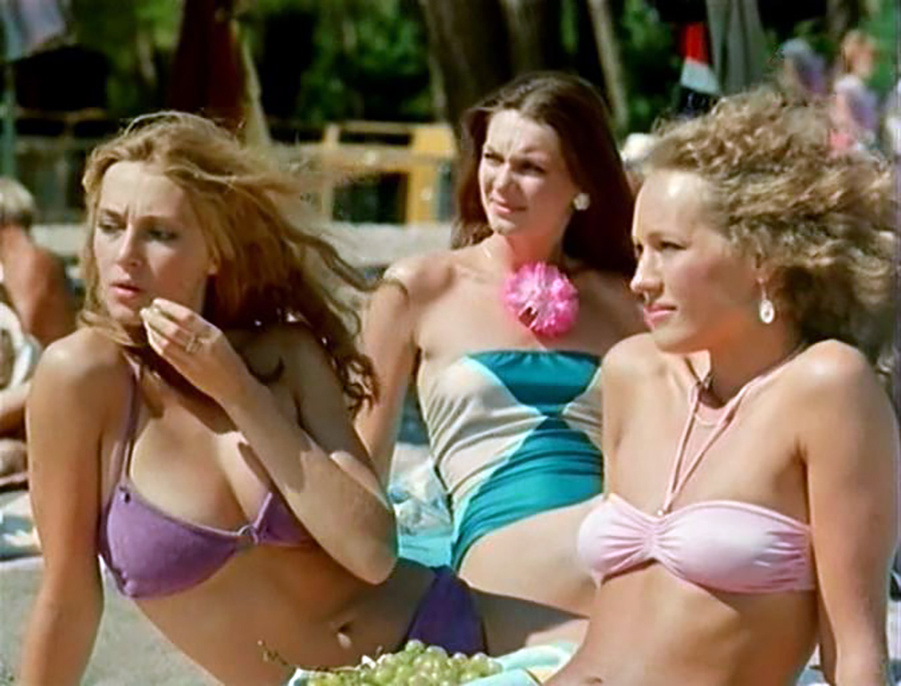 Кадр из фильма "Дама с поугаем" 1988 года