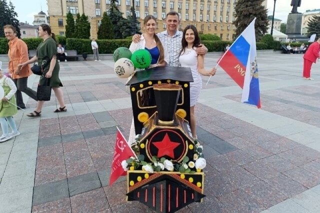    Юлия и Наталья Сериковы представили коляску в виде Поезда Победы. Фото: АиФ/ Анна Логинова