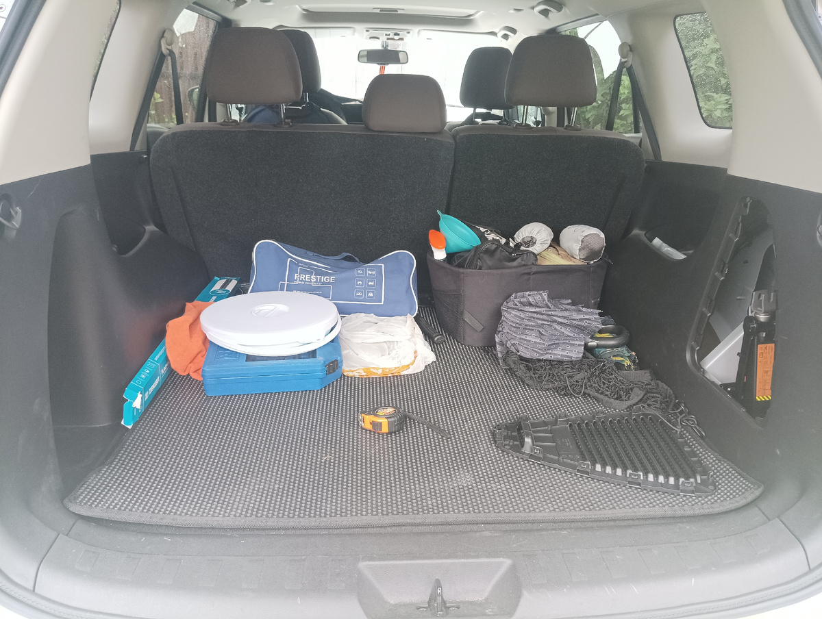 Слева ниша с розеткой, а справа место для хранения домкрата