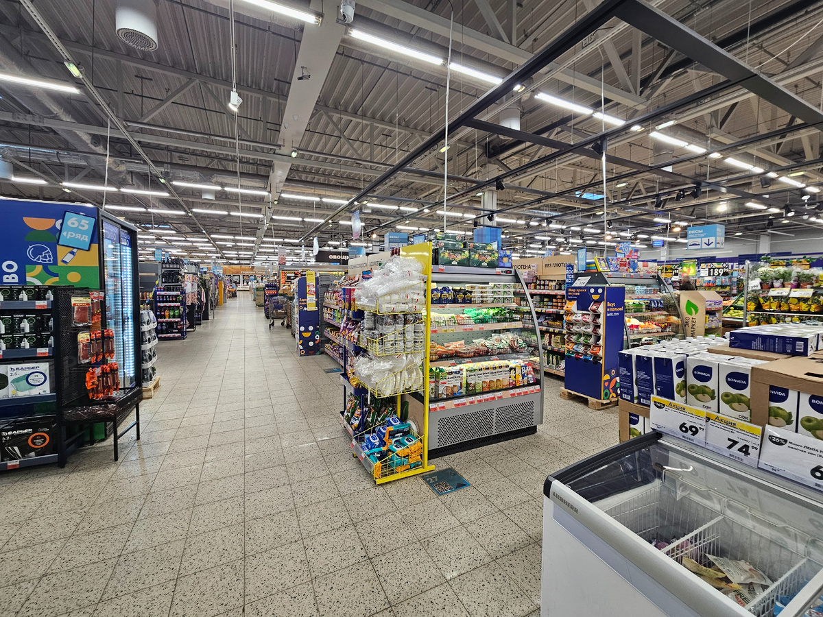 Утром в Ленте почти нет покупателей.