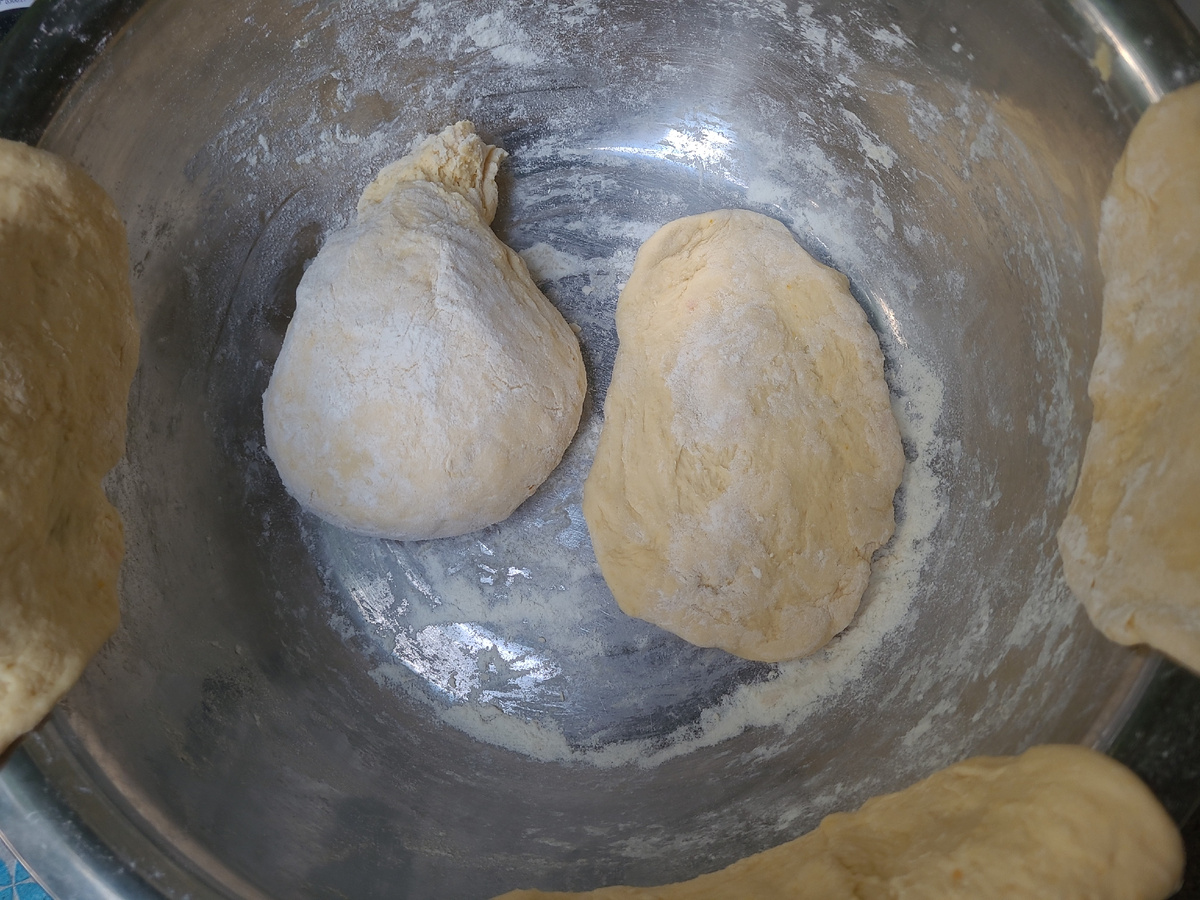 Марко приготовил тесто для сопайпийяс