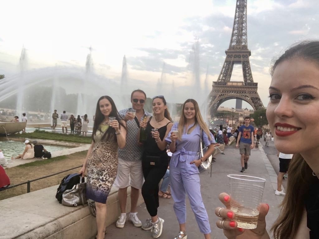 Отмечаем у Эйфелевой башни поступление Алины на мехмат МГУ